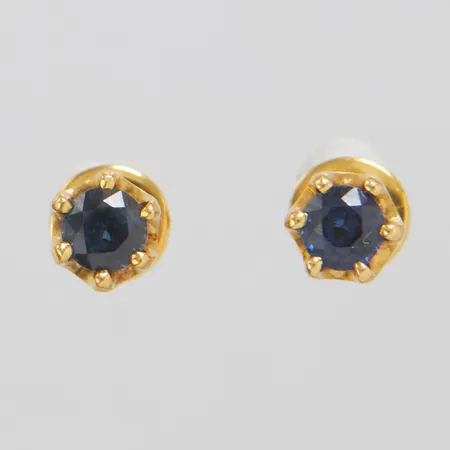 Ett par örhängen, safirer, 4,6x5mm, 18K Vikt: 1,6 g