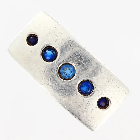 Ring, blå stenar, stl 19¾, bredd 4,5-11mm, repor, mindre hack i skenan, 925/1000 silver Vikt: 11,7 g