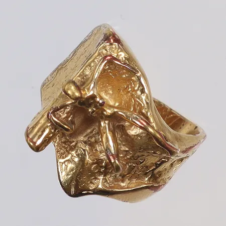 Bijouteri, ring med mönster, stl 16, bredd 8-18mm, delad skena, okänd metall