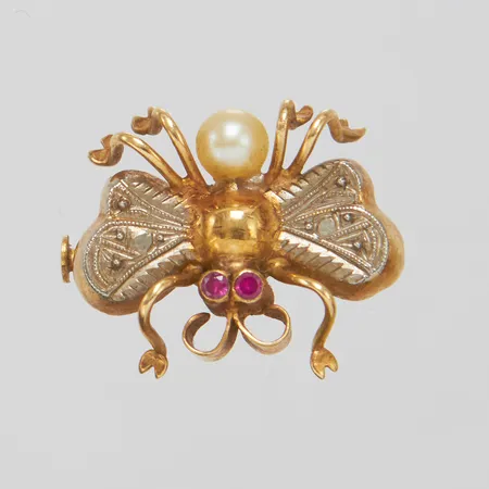 Brosch, odlad sötvattenpärla samt rosa stenar, 16x20mm, tvåfärgad, 14K Vikt: 2,1 g