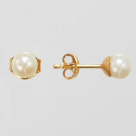 Ett par örhängen, odlade pärlor med ytdefekter, Ø4,5mm, omaka snurrebussar, 18K Vikt: 0,8 g