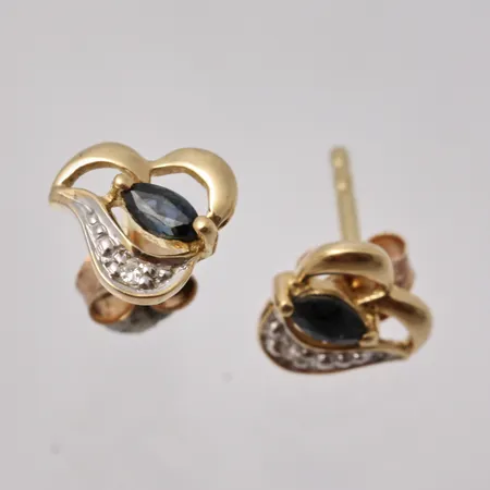 1par örhängen i 18K guld, mått 7x7mm, 1st Safir, mått 2x3,3mm, 1st diamant, 8/8 slipad, vikt 0,9g.