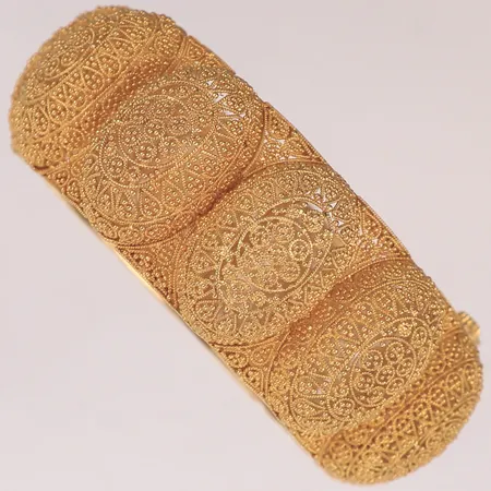 Stelt armband med genombruten dekor, innermått ca Ø6cm, bredd ca 26,5mm, 21K  Vikt: 79,4 g