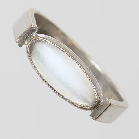 Ring, sliten månsten, Ø17, bredd: 3,3-5,5mm, vitguld, behov av omrodiering, svenska stämplar, 18K  Vikt: 4 g