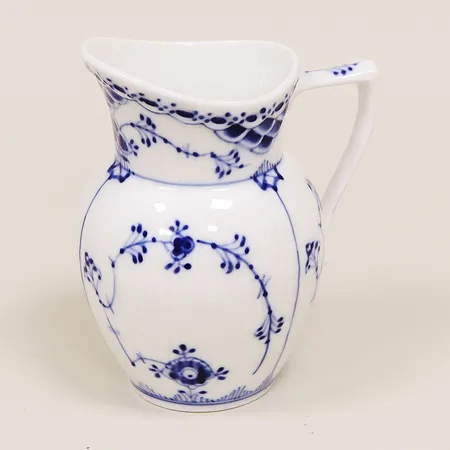 Gräddkanna, Royal Copehagen, Musselmalet, nr 522, höjd 10,5cm, 17cl Skickas med paket.