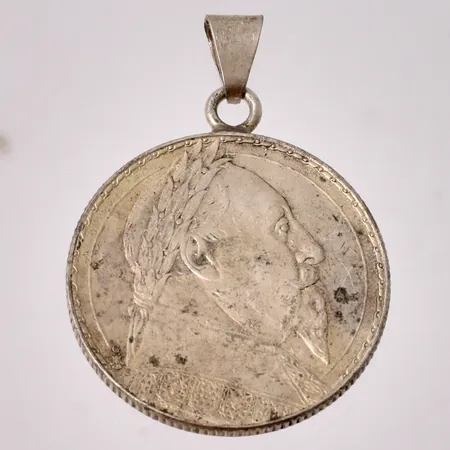 Hänge i silver, 2krona från 1932, mått 31x43,2mm, vikt 15,45g.