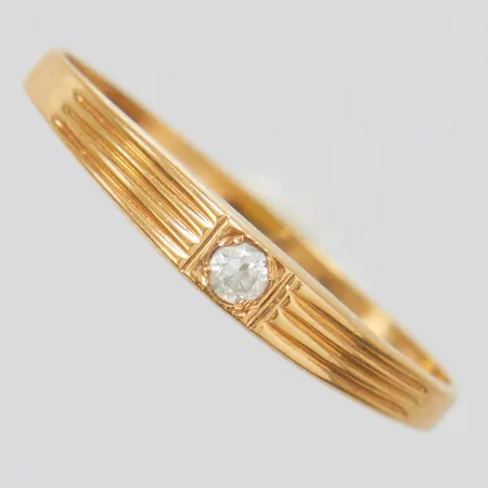 Ring, vit sten, Ø16¾, bredd: 1,3-2,7mm, skev, 18K Vikt: 1 g