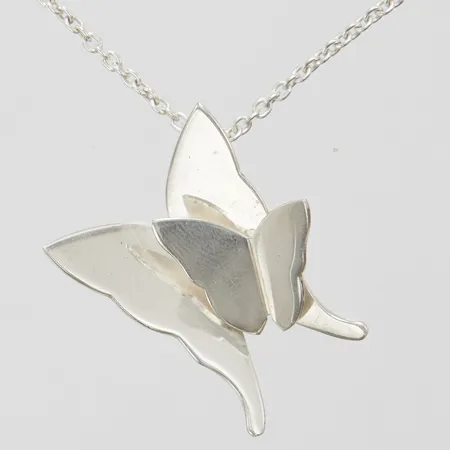 Silvercollier, Efva Attling, Miss Butterfly, längd: 42+3cm, bredd: 1mm, hänge: 29,5x25,5mm, 925/1000 Vikt: 8,4 g