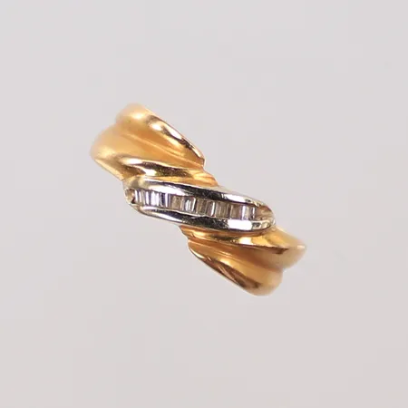 Ring med vita stenar, stl 17½, bredd 3-8mm, 18K, 4,5g Vikt: 4,5 g