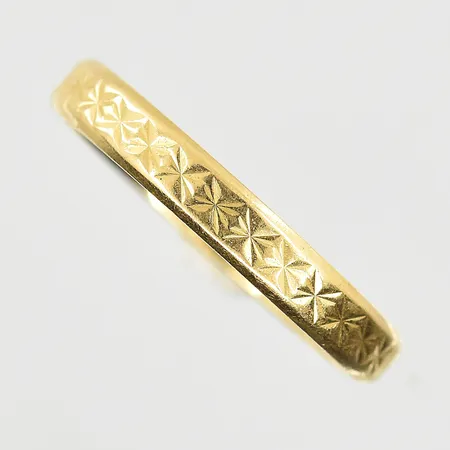 Ring, stl 17, bredd 3 mm, gravyr, 18K. Vikt: 2,5 g