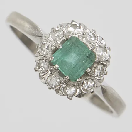 Carmoséring, smaragd med mindre nagg, 10 diamanter ca.0,20ctv enligt gravyr, Ø17¼, bredd: 1,4-9,2mm, något skev, vitguld, 18K Vikt: 3 g