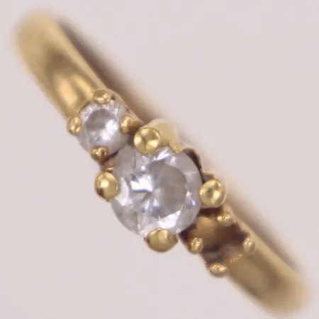 Ring med vita stenar, stl 18½, bredd 2,7-5,2mm, en sten saknas, 18K Vikt: 1,2 g
