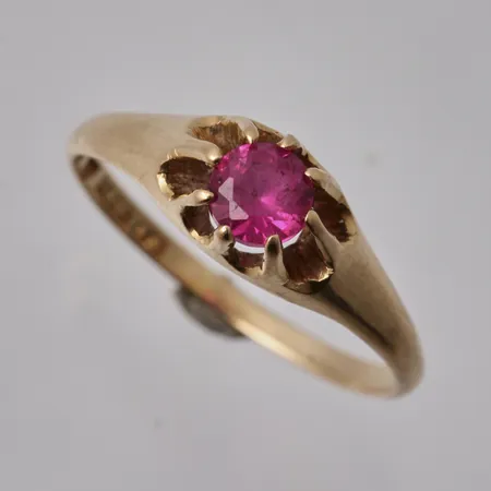  Ring i 18K guld, stl 17½, bredd 1,6-6,3mm, 1 rosa sten, mått Ø4,4mm, vikt 1,95g.