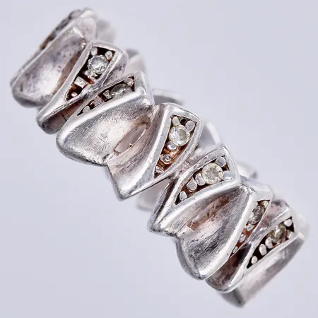 Ring med vita stenar, stl ca 18¼, bredd ca 8mm, silver 925/1000 Vikt: 7,4 g