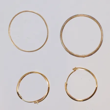 Diverse guld, gravyr, buckligt/defekt 18K  Vikt: 5,3 g