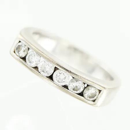 Ring, diamanter 6 x ca 0,10ct, stl 18¼, bredd 4,4mm, GHA, 18K. Vikt: 8,7 g