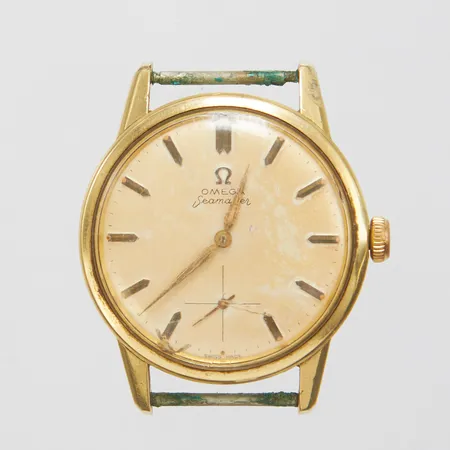 Herrur, Omega Seamaster, Ø34mm, manuell, guld på stål, skadat glas, missfärgad urtavla, krona ej original.