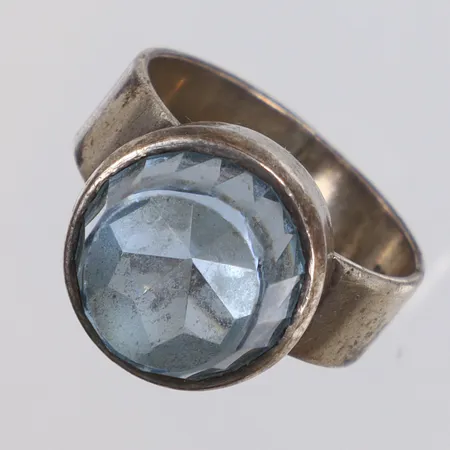 Ring med blå sten, stl 17¼, bredd 6-13mm, Silver 830/1000 Vikt: 6,3 g