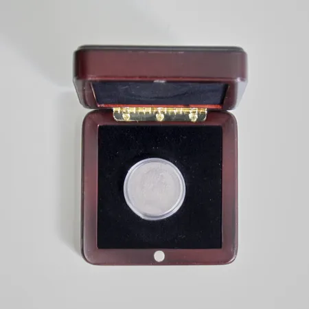 1/2 Riksdaler i silver, Ø31mm, Carl XVI, Folkets kärlek min belöning, 1831, myntkapsel, schatull i trä, vikt 16,7g.