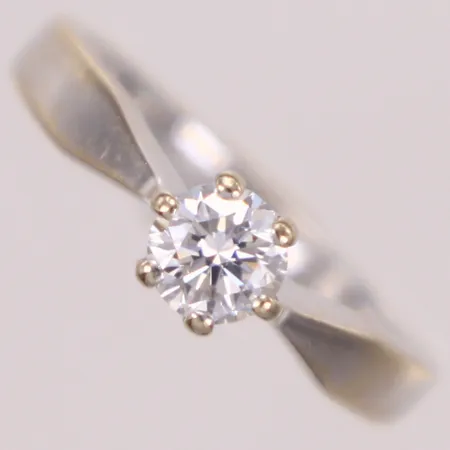 Ring med diamant 1xca0,50ct enligt gravyr, ca W(H)/Si, stl 15¾, bredd 1,8-5,4mm, vitguld, i behov av rodiering, gravyr, 18K Vikt: 3,8 g