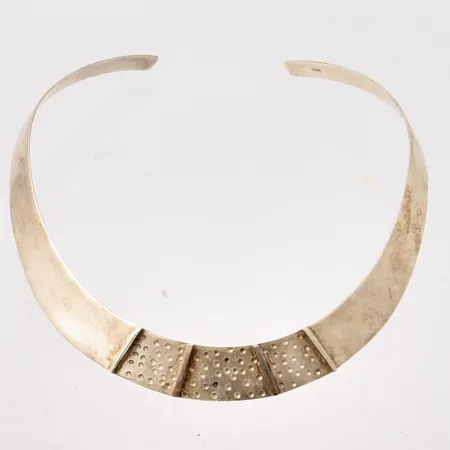 Halsring i silver, 34,5cm, öppning 4,5cm, bredd 7,8-14,7mm, 925/1000, vikt 43,3g.