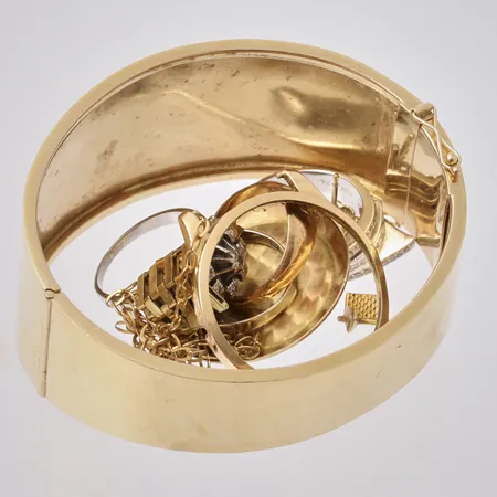 Diverse defekt guld, 18K, vikt 76,84g.