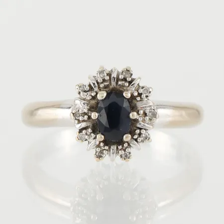 Carmoséring vitguld med diamanter på 0.05 ct enligt inskription, storlek ca 19 mm, bredd 2.3-11.4 mm, 18k. Vikt: 4,4 g