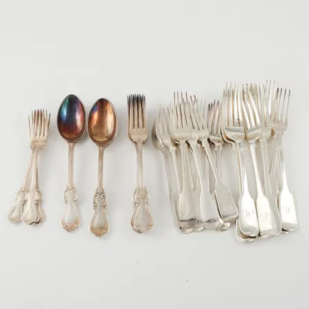 Bestick olika modeller, silver.OBS! Skickas tidigast 4/8 pga. semesterstängt. Vikt: 1656 g