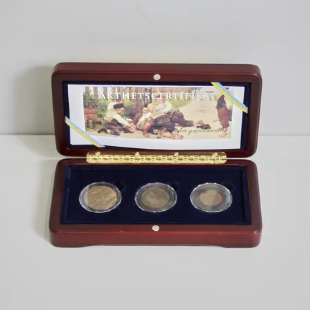 Kopparmyntsamling från Oscar II, 5 öre Ø28,9mm, 1873, 2 öre, Ø24,4mm, 1873, 1 öre, Ø19,8mm, 1873, schatull i trä, äkthetscertifikat från Mynthuset, vikt 17g.