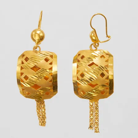 Örhängen, genombruten design, 53,5x17,4mm, skeva, bucklor, 21K Vikt: 5,4 g
