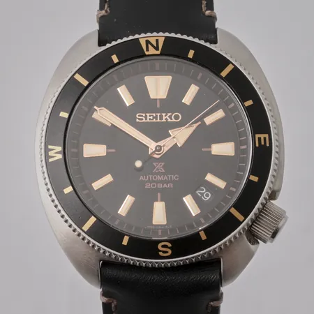 Herrur Seiko Prospex Land Tortoise SRPG17, Ø42mm, datum, stål, automatisk, referensnr: 4R35-04Y0, läderband med viklås, inköpt på Klockia 2023-02-13 enligt cert, box, ytterkartong, instruktionsbok.