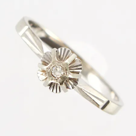 Ring vitguld med diamant 0,01ct, stl: 16, bredd: 1,8-5,8mm, 18K,  Vikt: 1,8 g