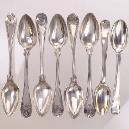 8 Skedar, längd 13,5-14cm, olika modeller, gravyr, silver 830/1000 Vikt: 146,1 g