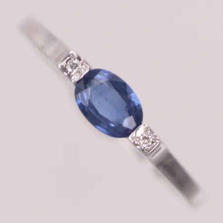 Ring med diamanter 2xca0,0075ct och troligen safir, stl 17¼, bredd 1-4mm, vitguld, 14K Vikt: 1,4 g