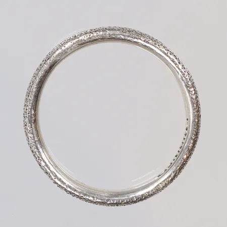 Ring med hamrad yta, stl 16¾ bredd 3mm, Stämplad SPINNING, silver 925/1000  Vikt: 2,5 g