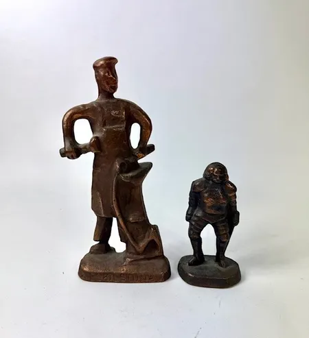 Staty, smed från Eskilstuna, Allan Ebeling (1897-1975) höjd 21 cm, bredd 10 cm, staty Carl X Gustaf, höjd 12 cm, bredd 6 cm, metall