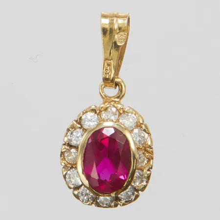 Hänge, syntetisk rubin samt vita stenar, 21,5x10,1mm, 14K Vikt: 1,6 g