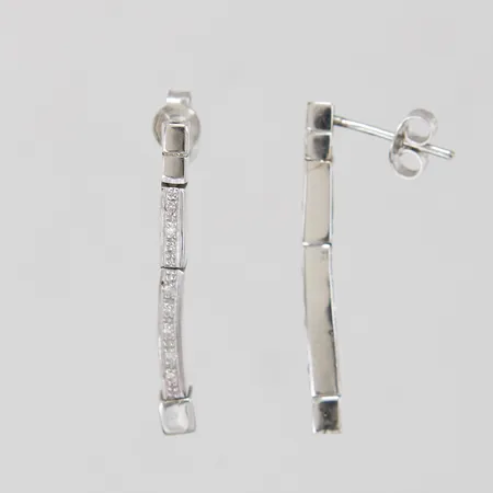 Örhängen, 30x3mm, diamanter 16xca0,0075ct, stift, vitguld, 18K.   Vikt: 3,9 g
