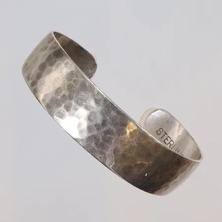 Armring med hamrad yta, innermått ca Ø60mm, bredd 11-15mm, RU, (Silversmeden Rey Urban, Stockholm 1960) Silver 925/1000 Vikt: 18,2 g