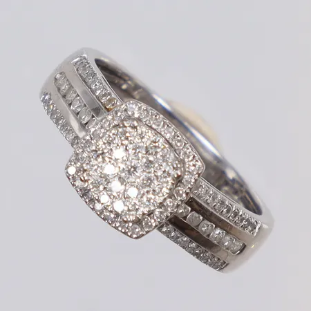 Ring med diamanter totalt 0,38ct enligt gravyr, stl 15¾, bredd 4-8mm, GHA, 18K  Vikt: 4,6 g