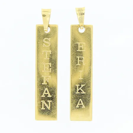 2 Hänge, namngravyrer på båda sidor, 35x7mm, 18K. Vikt: 3,1 g