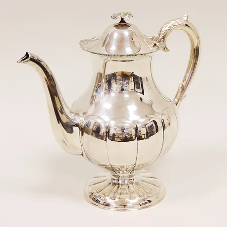 Kaffekanna på fot, med lock, blomdekor i kant, höjd ca 21cm, 830/1000 silver  Vikt: 499,1 g