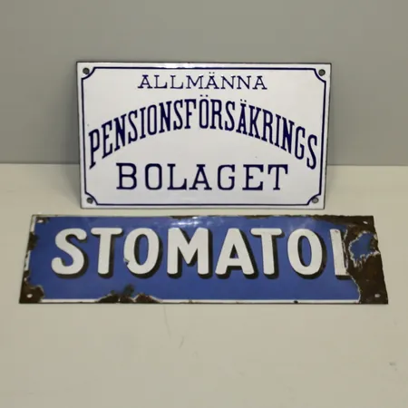 2st emaljskyltar, "Stomatol", mått ca 13x39cm, emaljbortfall, repig, "Allmänna Pensionsförsäkringsbolaget", mått ca 17x28cm, bra skick. Skickas med postpaket.