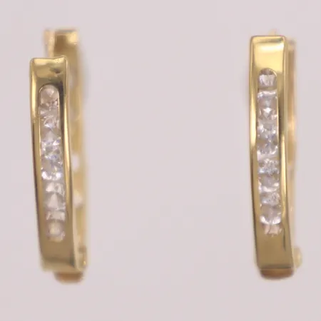 Ett par örhängen med vita stenar, längd 16,7mm, bredd 2,6mm, bucklor, 18K  Vikt: 1,1 g