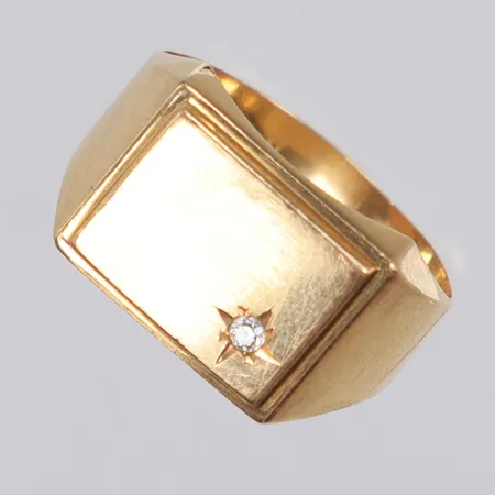 Klackring med vit sten, stl 18, bredd 4-6mm, 18K  Vikt: 3,6 g