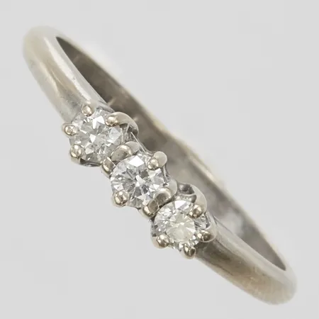 Ring, diamanter 3 x ca.0,08ct, Ø17½, bredd: 1,9mm-3,5mm, vitguld, behov av omrodiering, italienska stämplar, 18K Vikt: 2,6 g