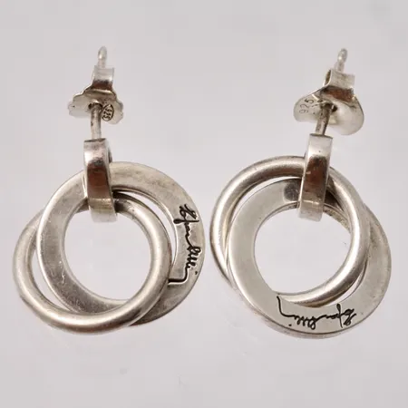1par örhängen i silver, mått 15x18,4mm, design Eva Attling, 925/1000, vikt 5,5g.