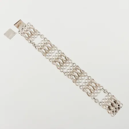 Armband ALTON, defekt lås, längd 18.5 cm, bredd 23 mm, silver.OBS! Skickas tidigast 4/8 pga. semesterstängt. Vikt: 44,3 g