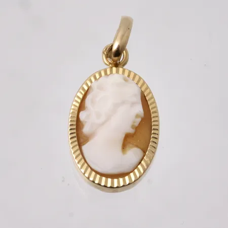 Hänge i 18K guld mått 11,7x23,5mm, Camé, mått 10x14mm, något sliten i spetsögla, bruttovikt 1,72g, ca nettovikt 1,1g.