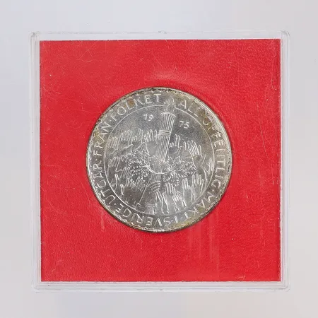Minnesmynt, Ø36mm, Nya Grundlagen, All Offentlig Makt i Sverige Utgår Från Folket, nominellt värde: 50kr, Sveriges Riksbank, plastetui, silver 925/1000 Vikt: 26,9 g